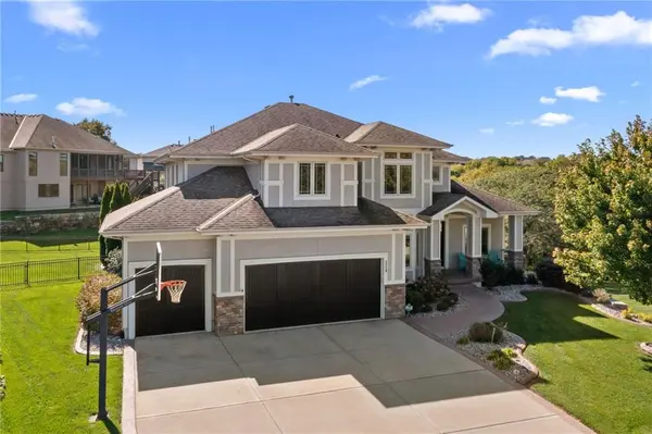 324 NW Thoreau CIR, Lee's Summit, MO 64081