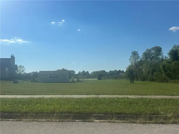 806 Edgewood DR, Paola, KS 66071