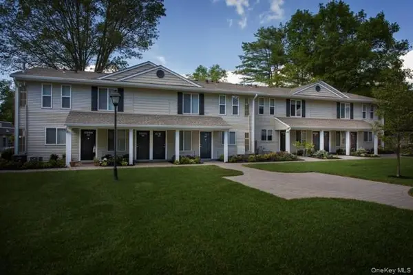 40 Country Club DR #01D, Coram, NY 11727