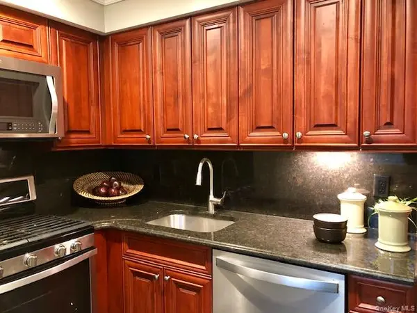 40 Country Club DR #01D, Coram, NY 11727