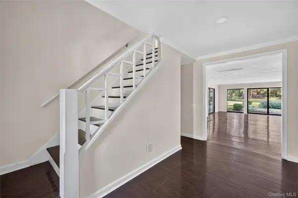 1574 Laurel Hollow RD, Syosset, NY 11791