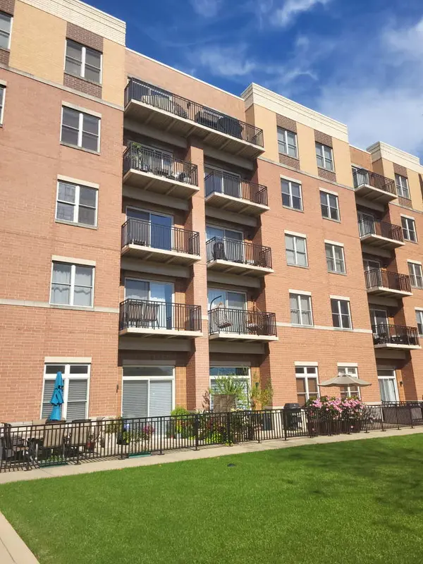 300 Village CIR #404, Willow Springs, IL 60480