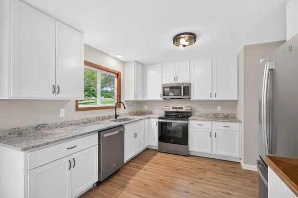 18212 Ginavale LN, Eden Prairie, MN 55346