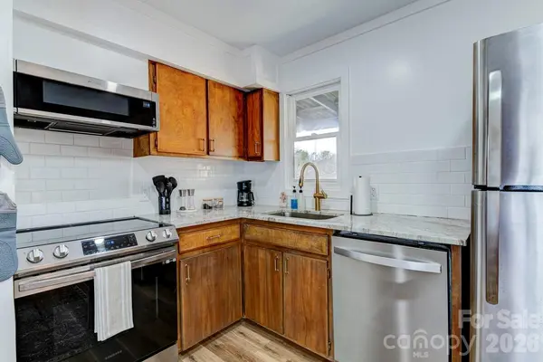 28 Collins Mountain DR, Asheville, NC 28804