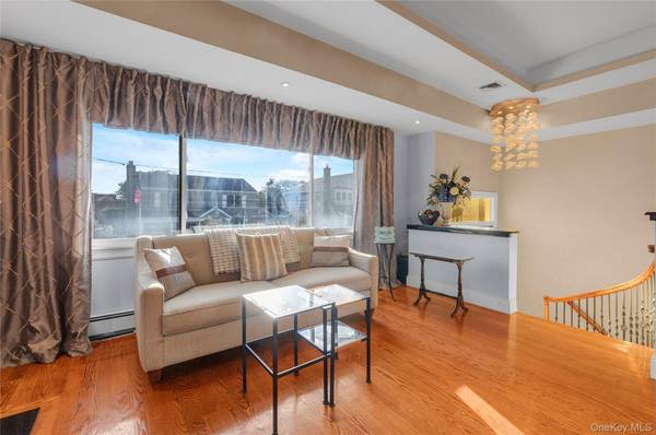 1 Glenwood AVE #A, Lynbrook, NY 11563