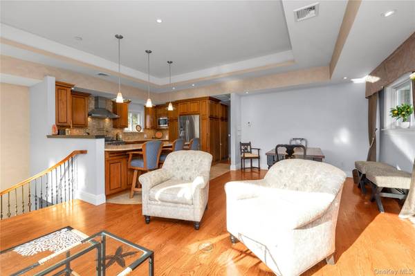 1 Glenwood AVE #A, Lynbrook, NY 11563