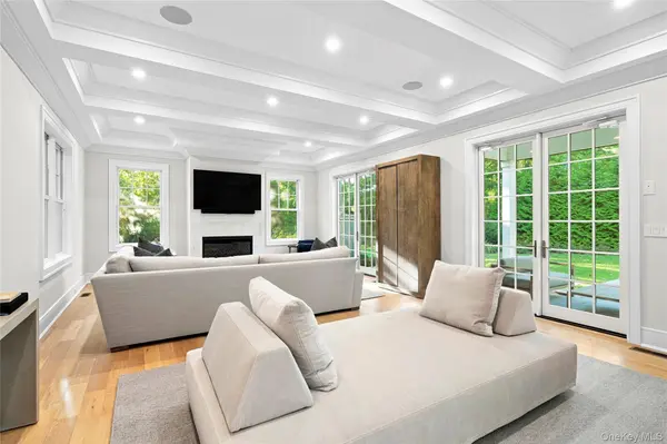 62 Birchwood LN, Bridgehampton, NY 11932