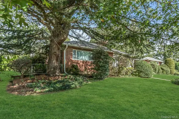 260 Oakridge LN, Albertson, NY 11507