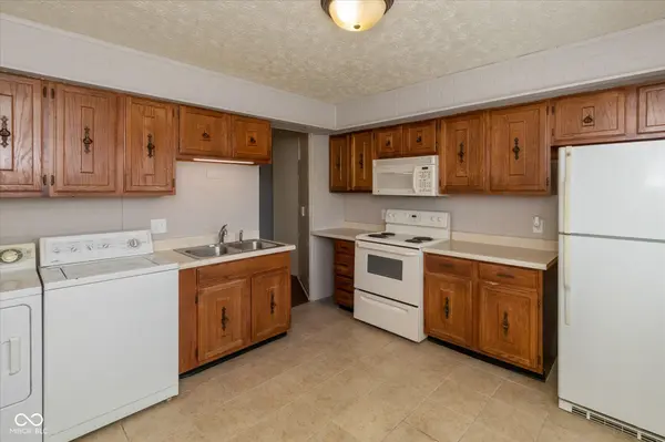 498 Northgate DR, Greenwood, IN 46143