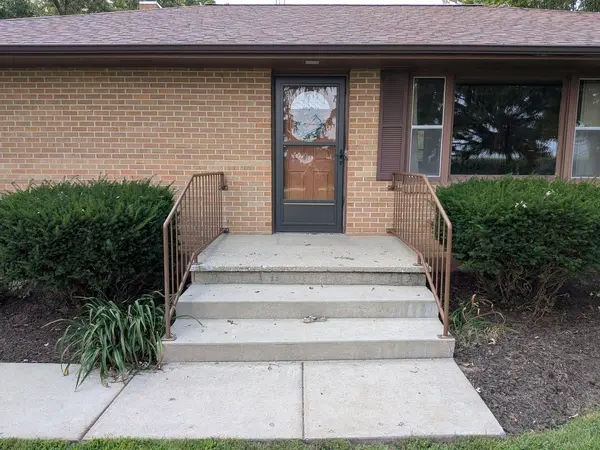 206 Palmyra RD, Dixon, IL 61021