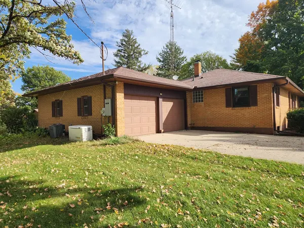 206 Palmyra RD, Dixon, IL 61021