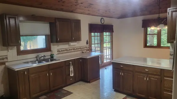 N9332 DEER LAKE RD, Crivitz, WI 54114