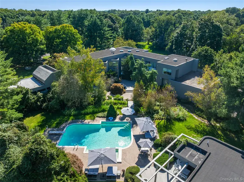 18 Chestnut Hill DR, Upper Brookville, NY 11771