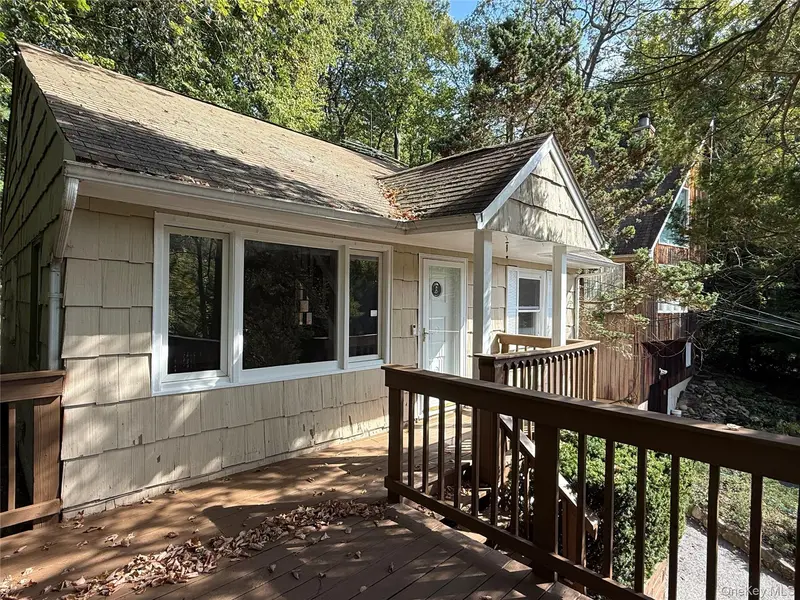 19 Cotswold DR, Centerport, NY 11721
