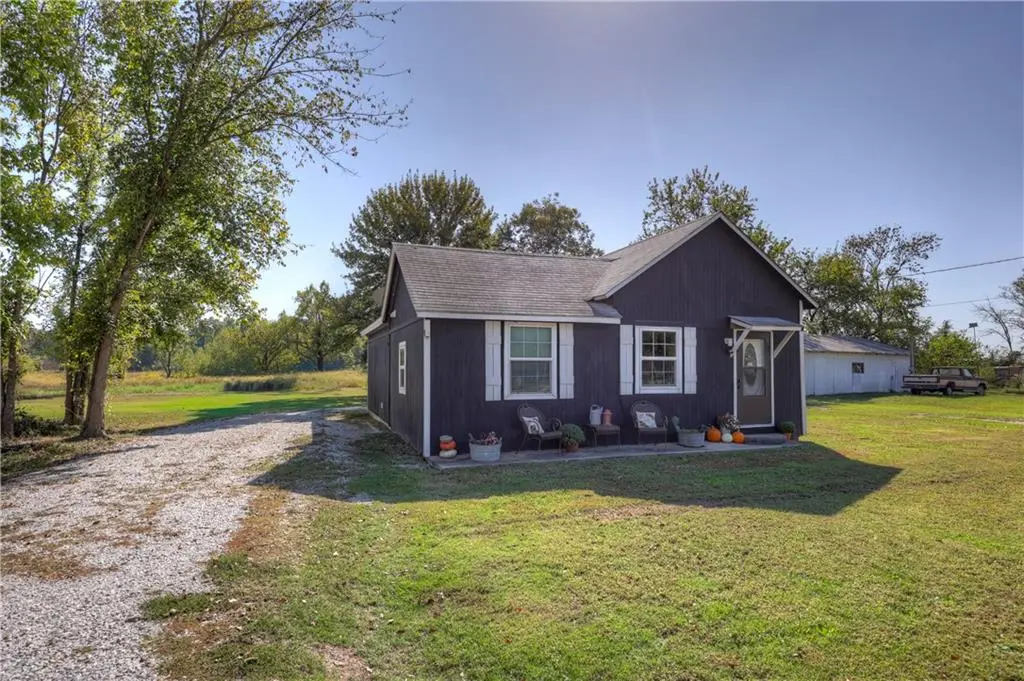 907 12th ST, Baxter Springs, KS 66713