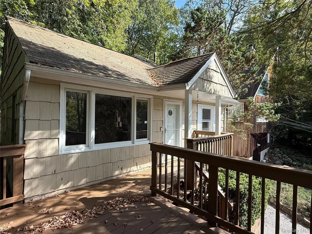 19 Cotswold DR, Centerport, NY 11721