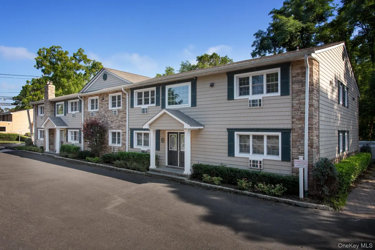 118 Carleton AVE #5B, Islip Terrace, NY 11752