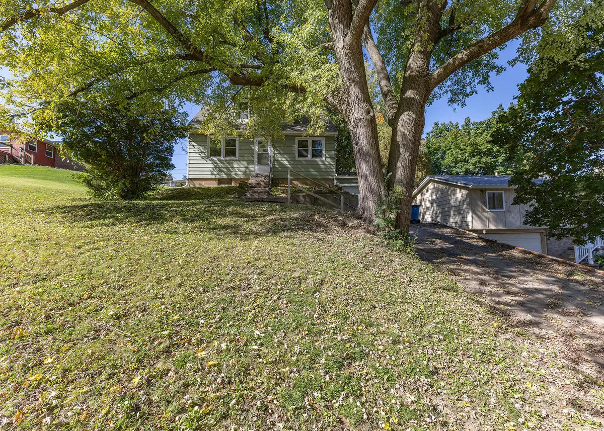 3512 N 2nd ST, Clinton, IA 52732