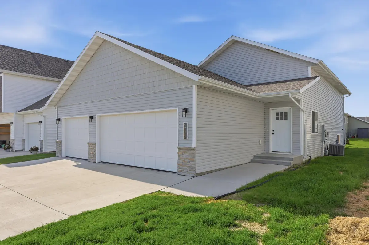 6722 70th AVE S, Horace, ND 58047