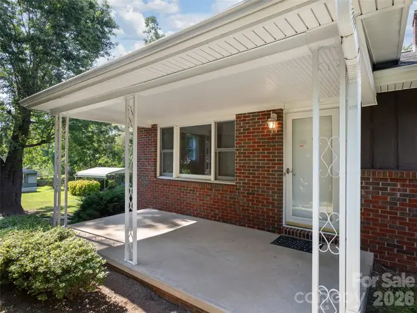 16 Ben Lippen RD, Asheville, NC 28806