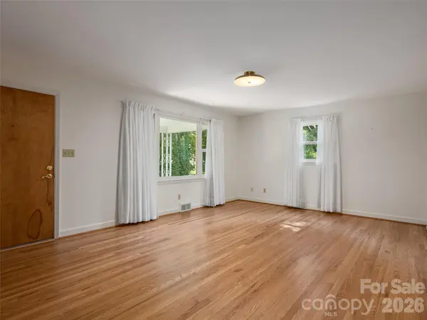 16 Ben Lippen RD, Asheville, NC 28806