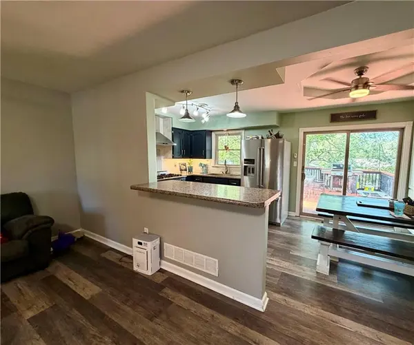 401 NE Sunnyside School RD, Blue Springs, MO 64015
