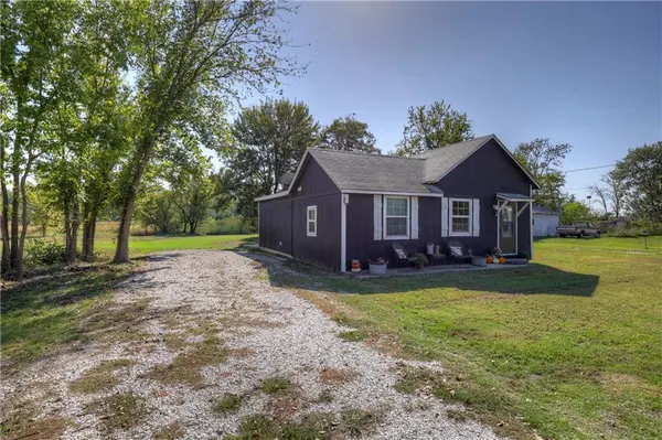 907 12th ST, Baxter Springs, KS 66713