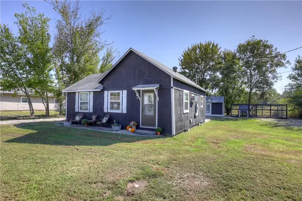 907 12th ST, Baxter Springs, KS 66713