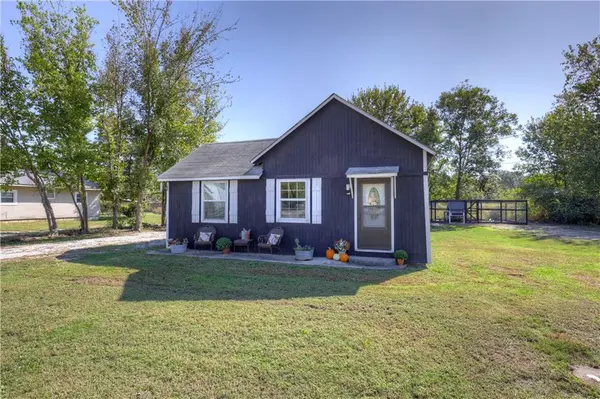 907 12th ST, Baxter Springs, KS 66713