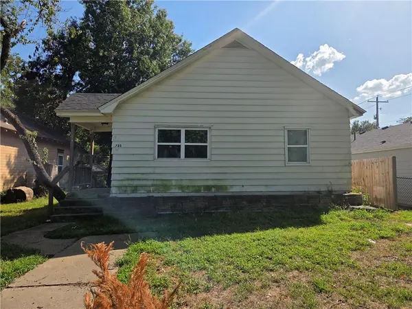 725 W 3rd ST, Pittsburg, KS 66762