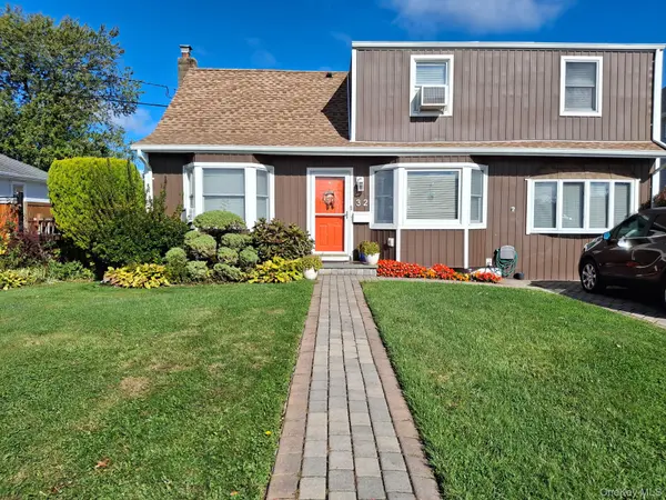 32 Halycon RD, Lindenhurst, NY 11757