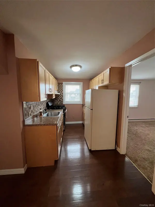 32 Halycon RD, Lindenhurst, NY 11757