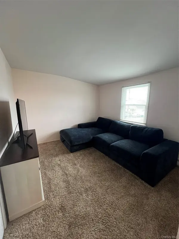 32 Halycon RD, Lindenhurst, NY 11757