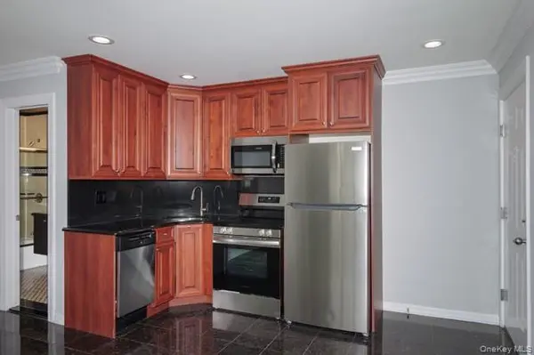 118 Carleton AVE #5B, Islip Terrace, NY 11752