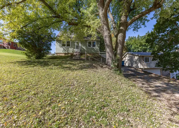 3512 N 2nd ST, Clinton, IA 52732