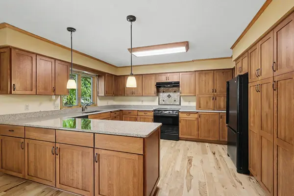 12325 Villaburne DR, Burnsville, MN 55337