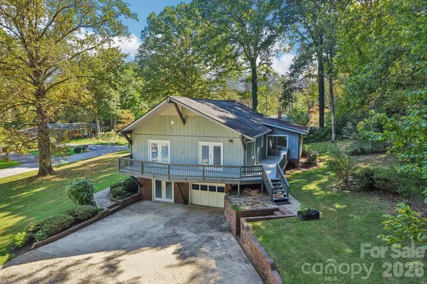 122 W Laurel LN, Etowah, NC 28729