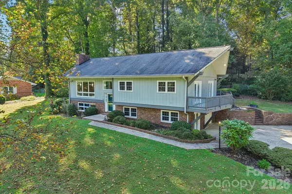 122 W Laurel LN, Etowah, NC 28729