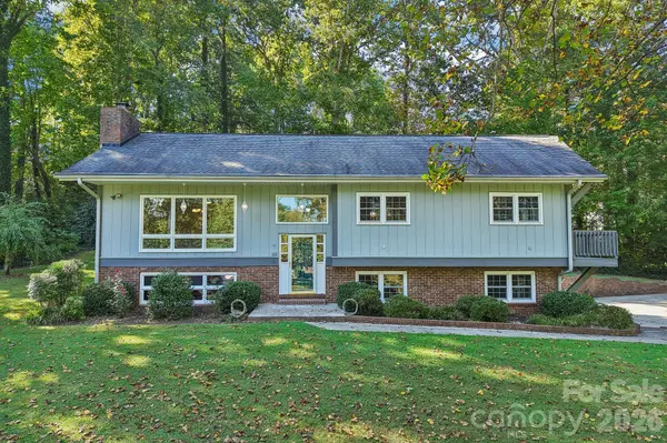 122 W Laurel LN, Etowah, NC 28729