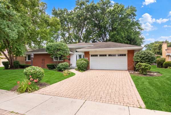924 Brookline LN, Park Ridge, IL 60068