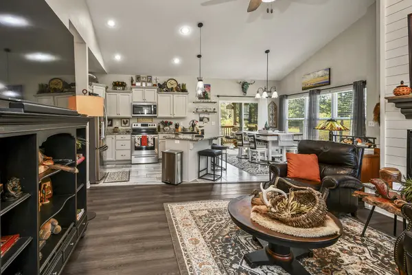 328 Three Pines CIR, Reeds Spring, MO 65737