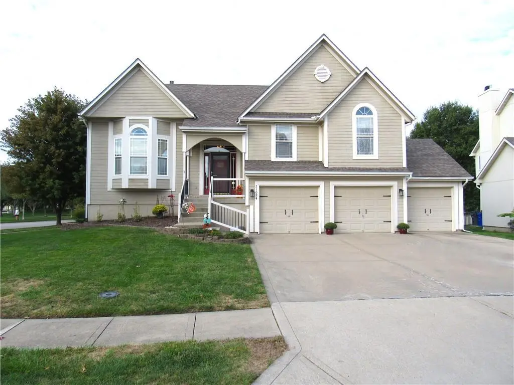 21024 W 116th TER, Olathe, KS 66061
