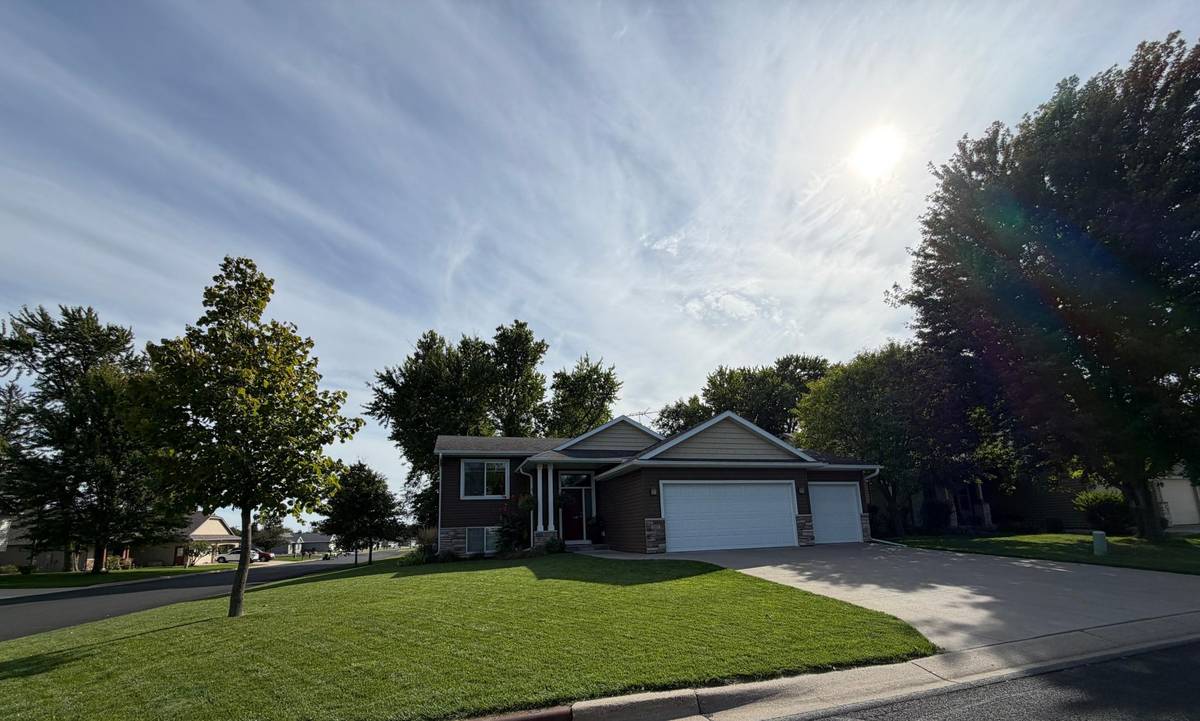 201 Golden Bear LN, Zumbrota, MN 55992