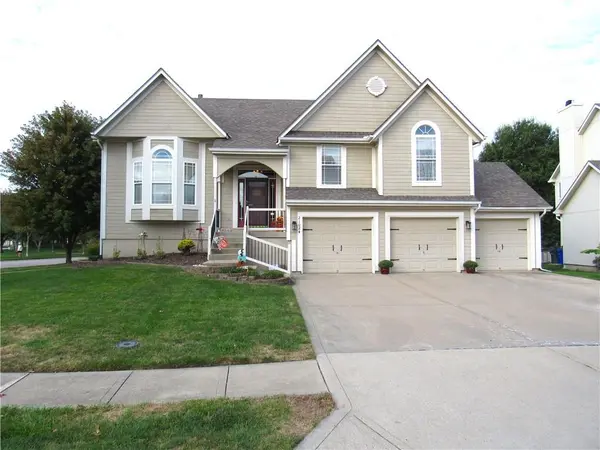 21024 W 116th TER, Olathe, KS 66061