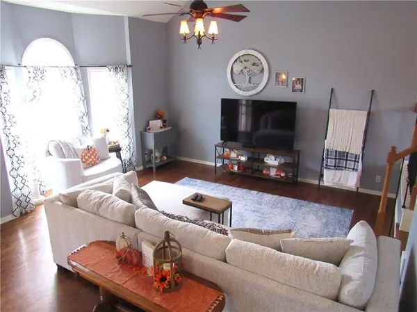 21024 W 116th TER, Olathe, KS 66061