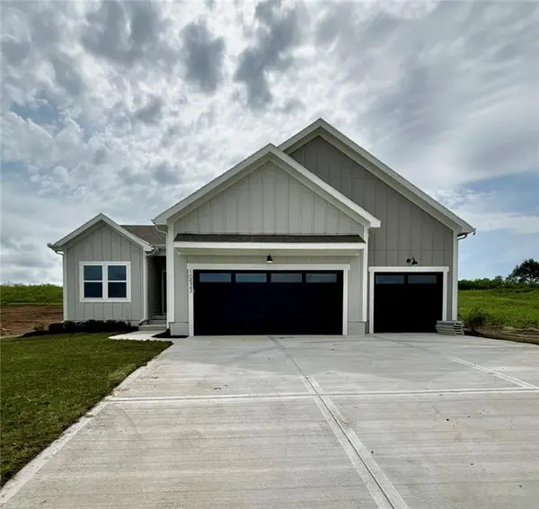501 SW Chavis DR, Blue Springs, MO 64064