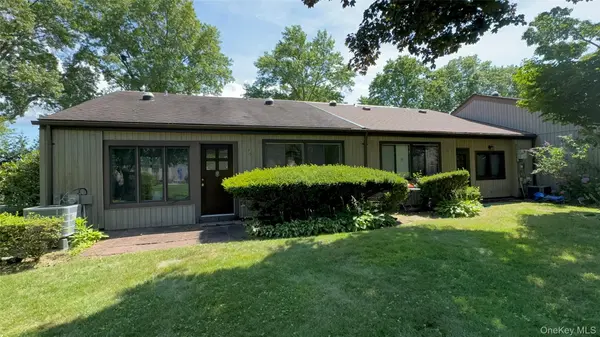 20 Strathmore Gate DR, Stony Brook, NY 11790