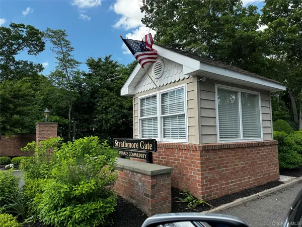 20 Strathmore Gate DR, Stony Brook, NY 11790