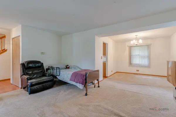 705 Royal Glen DR, Cary, IL 60013