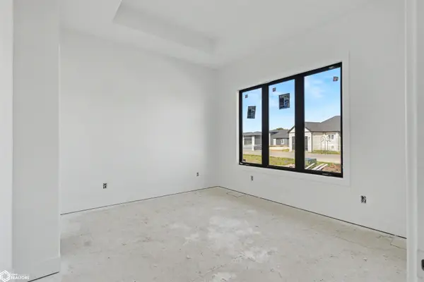 806 Woodside DR, Marshalltown, IA 50158